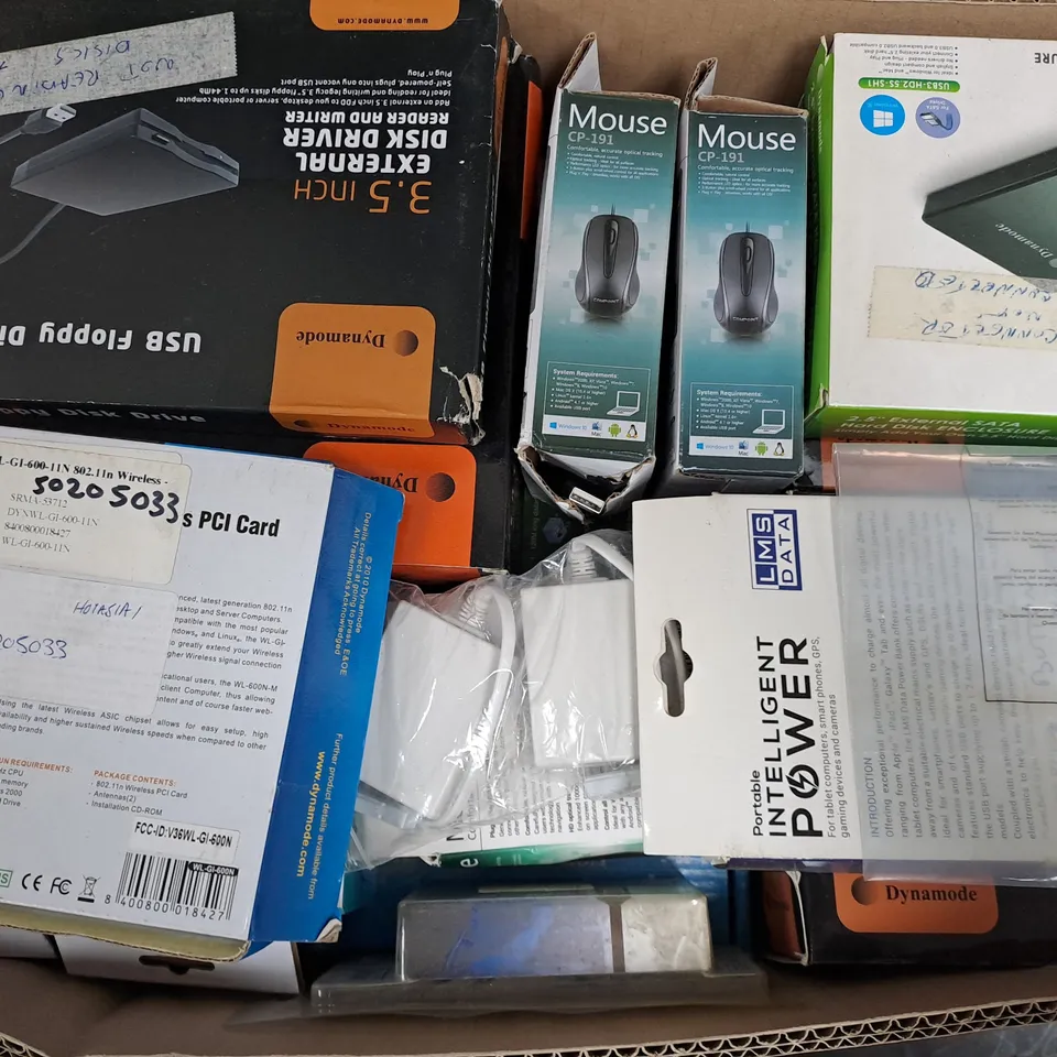 APPROXIMATELY 20 ASSORTED ELECTRICAL ITEMS TO INCLUDE SATA HARD DISK ENCLOSURE, WIRED MOUSE, POWER BANK, ETC - COLLECTION ONLY
