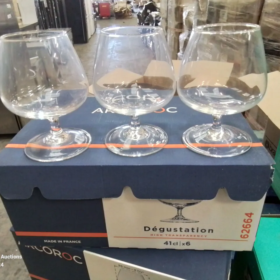 LOT CONTAINING 3 BABY BOOSTER SEATS AND 24 HIGH TRANSPARENCY GLASSES