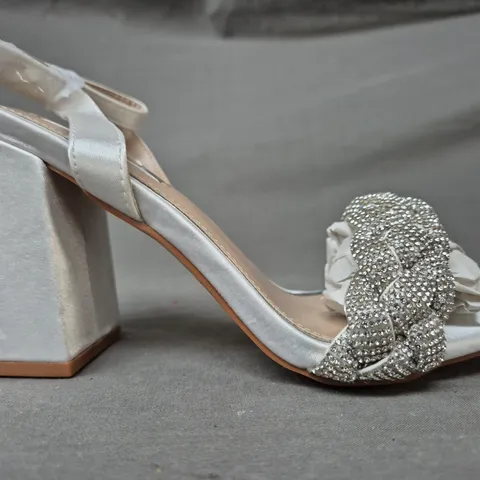 BOXED PAIR OF BE MINE OPEN TOE WIDE FIT BRIDAL BLOCK HEEL SANDALS IN IVORY UK SIZE 4