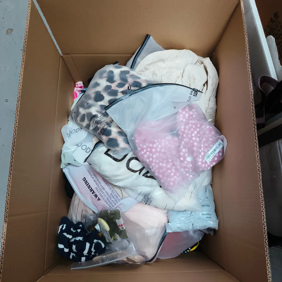 BOX OF APPROXIMATELY 20 ASSORTED CLOTHING ITEMS TO INCLUDE: STRADIVARIUS BELT 