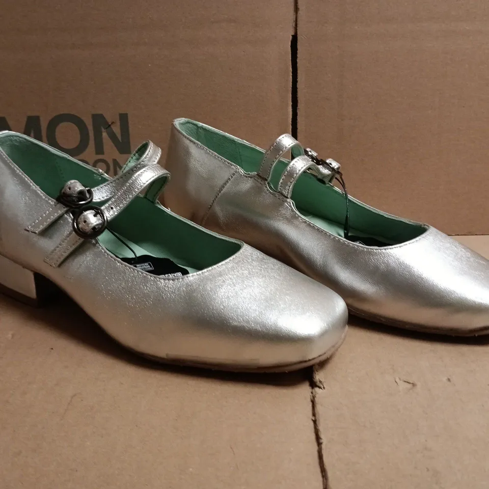 BOXED PAIR OF JOANIE CLOSED TOE LOW BLOCK HEEL SHOES IN METALLIC SILVER SIZE UK 6