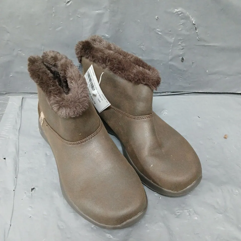 PAIR OF SKECHERS ON THE GO JOY SLUP IN SHOES IN BROWN SIZE 5.5