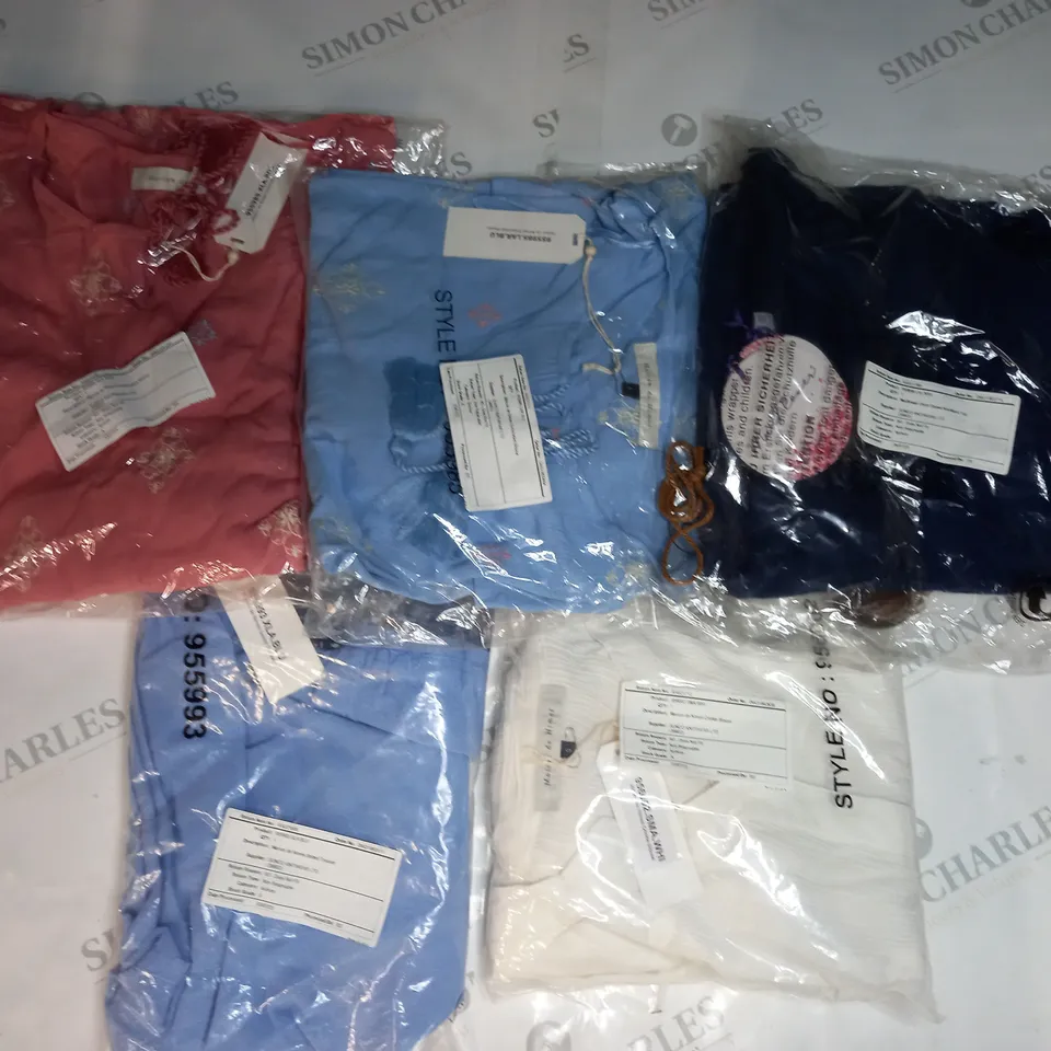 APPROXIMATELY 10 ASSORTED CLOTHING ITEMS IN VARIOUS STYLES AND SIZES TO INCLUDE MUDFLOWER, MAISON, ETC