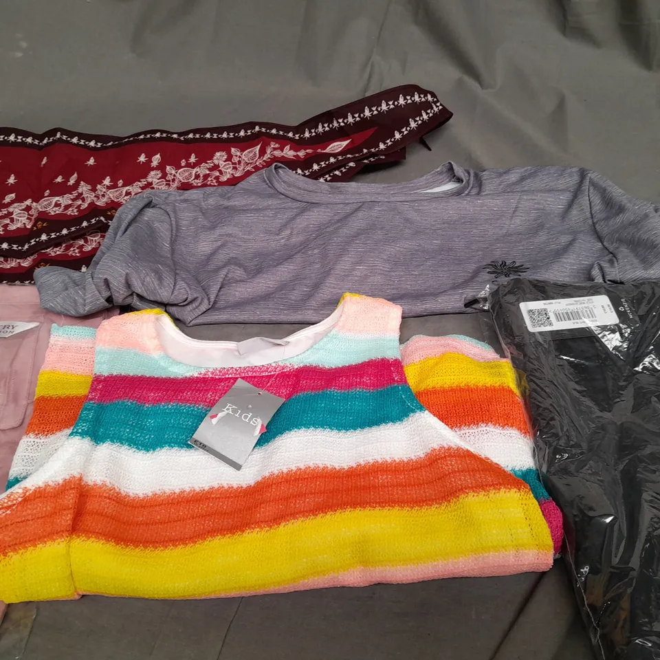 BOX OF APPROXIMATELY 25 ASSORTED CLOTHING ITEMS TO INCLUDE - T-SHIRT , DRESS , BANDANA ETC