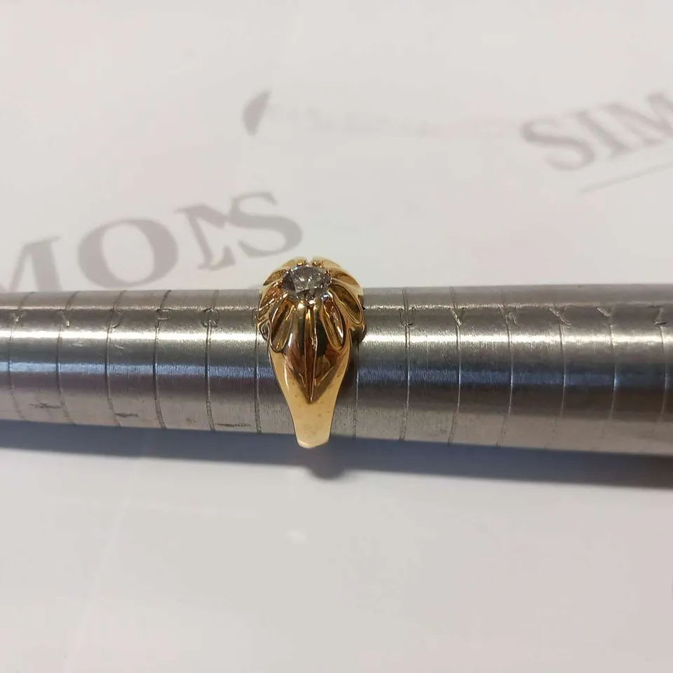 18CT YELLOW GOLD GENT'S RING SET WITH A NATURAL DIAMOND WEIGHING +0.59CT