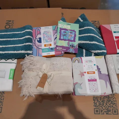 BOX OF APPROXIMATELY 10 ASSORTED BEDDING AND SOFT FURNISHING ITEMS TO INCLUDE - PILLOWCASES - DUVET SETS - BATH MATS ETC. 