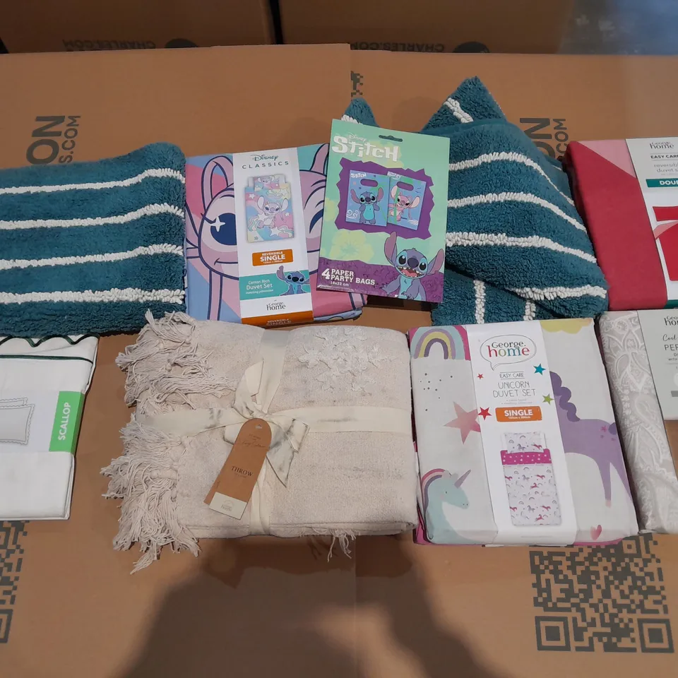 BOX OF APPROXIMATELY 10 ASSORTED BEDDING AND SOFT FURNISHING ITEMS TO INCLUDE - PILLOWCASES - DUVET SETS - BATH MATS ETC. 
