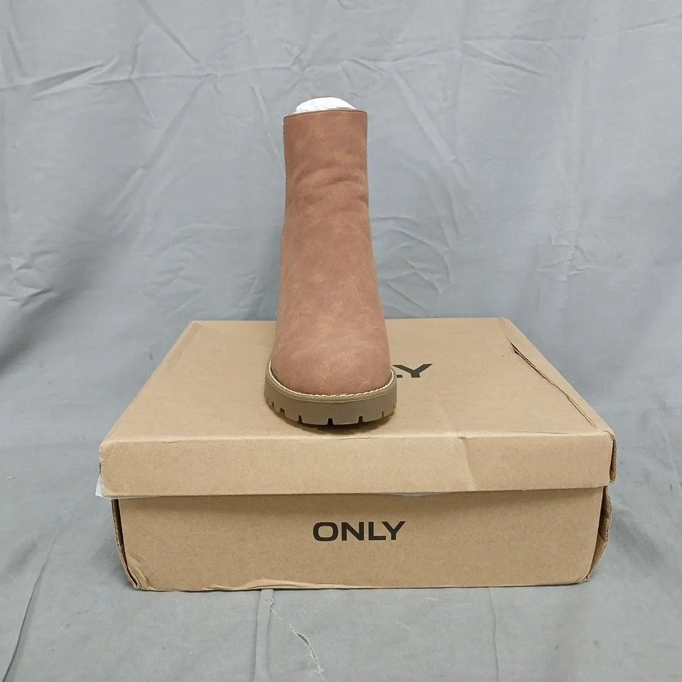 BOXED PAIR OF ONLY BARBARA HEELED CHELSEA BOOTS IN COGNAC SIZE UK 7