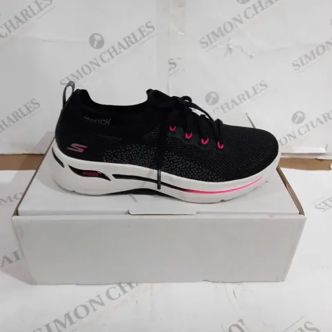 BOXED PAIR OF SKECHERS ARCHFIT SHOES BLACK/PINK UK SIZE 3.5 
