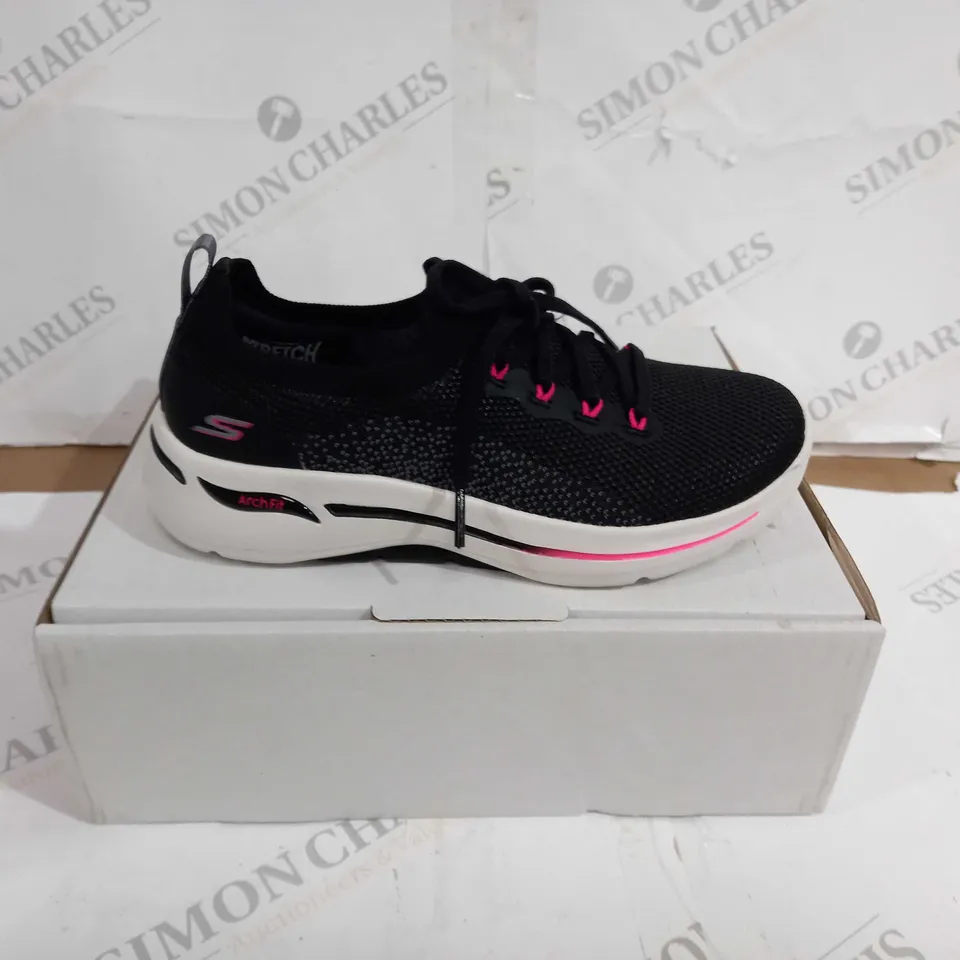 BOXED PAIR OF SKECHERS ARCHFIT SHOES BLACK/PINK UK SIZE 3.5