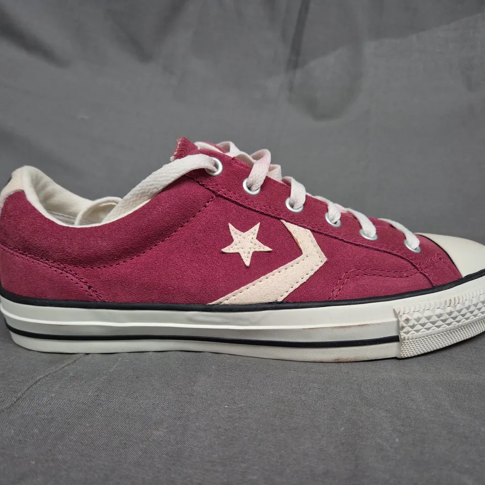 PAIR OF CONVERSE RED STAR PLAYER OX TRAINERS - UK SIZE 7