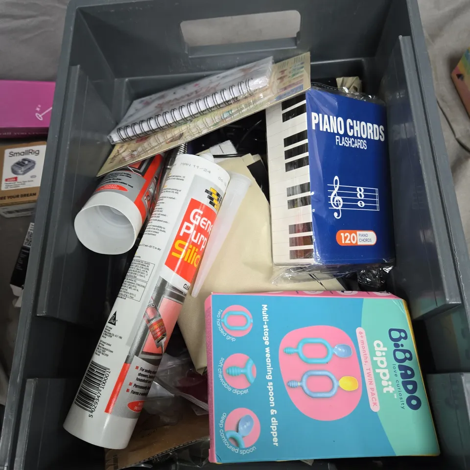 TOTE OF APPROXIMATELY 12 ASSORTED ITEMS TO INCLUDE: POST IT NOTES AND GIANT SCORPION IN RESIN 