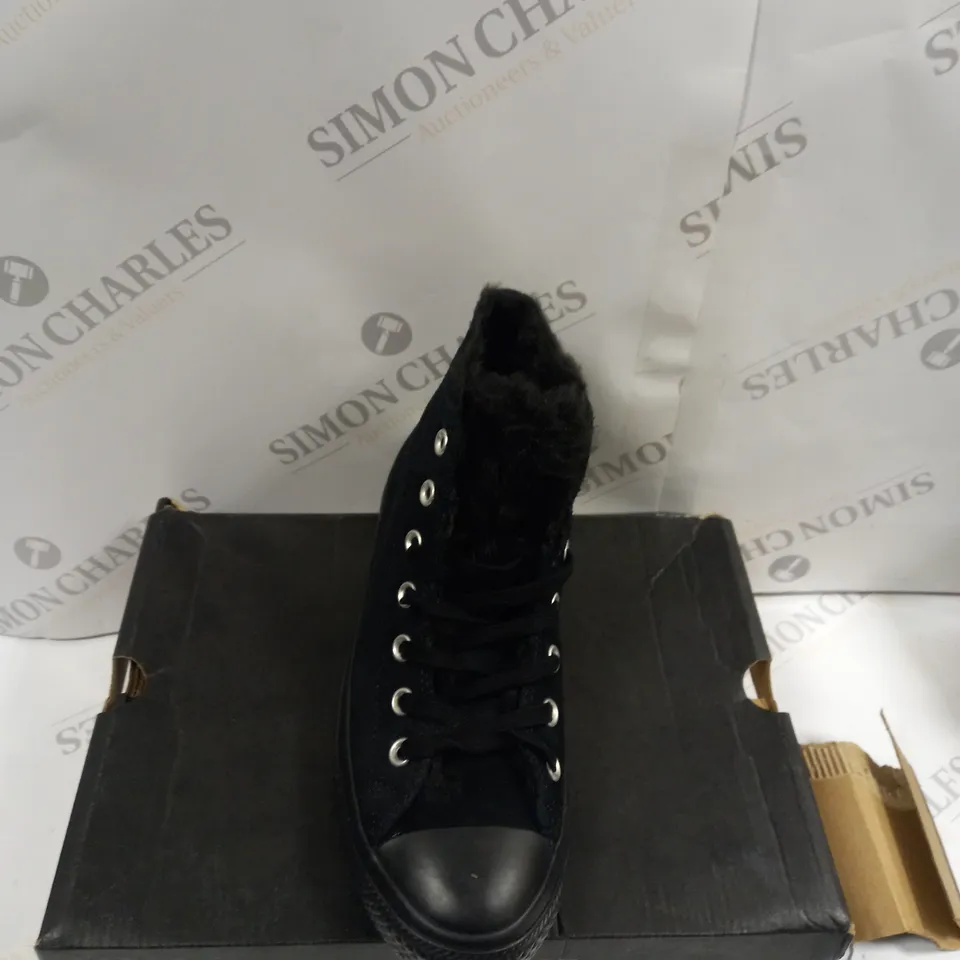 BOXED CONVERSE BLACK FUFFY US 6.5 