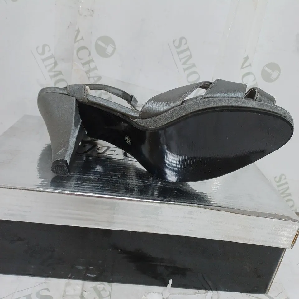 LOT OF 12 PAIRS OF JECKNI LADIES SANDALS