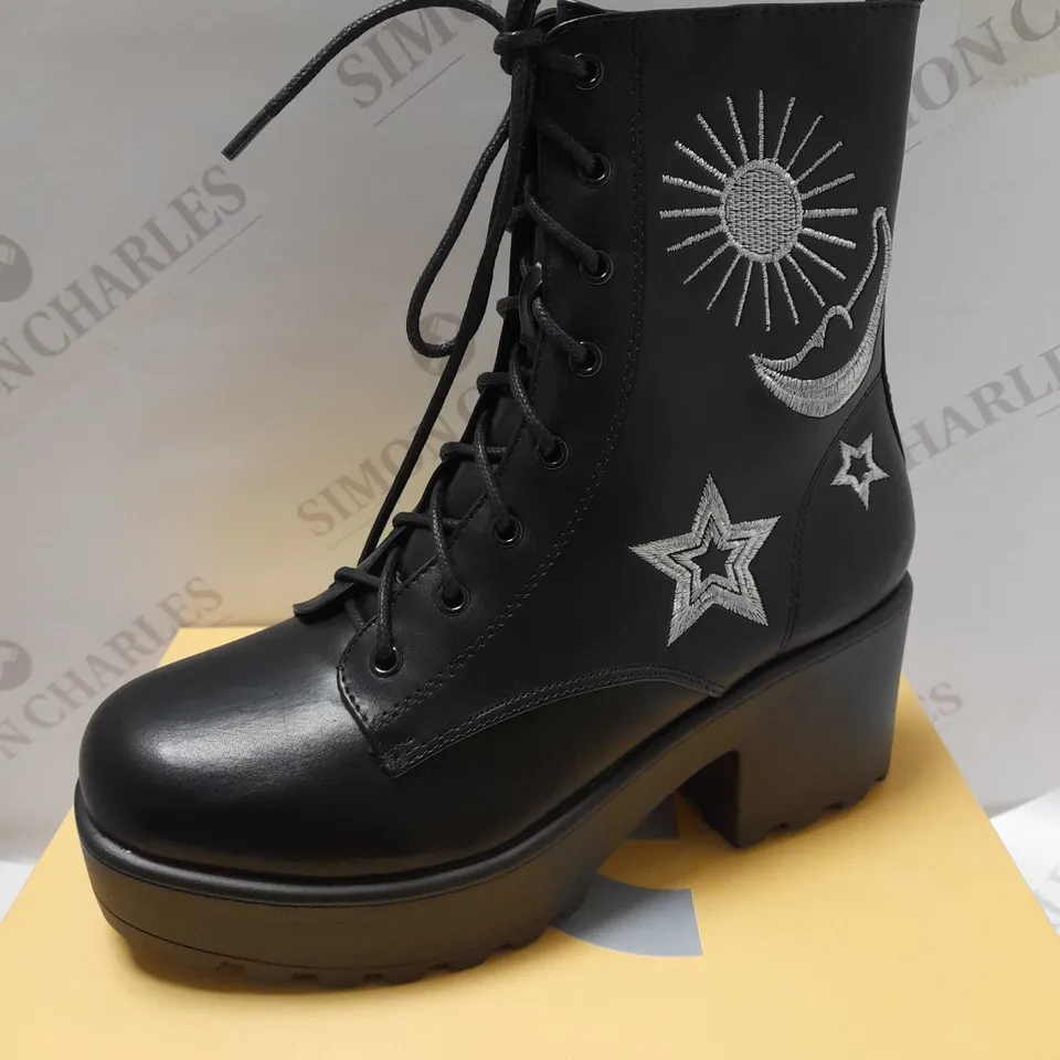 KOI ASTRO STAR & MOON CHUNKY BLACK PU/SILVER BOOTS - SIZE 6