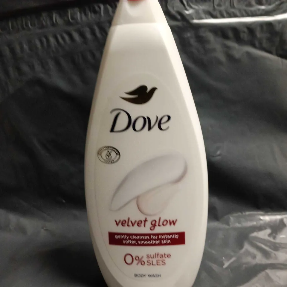 APPROXIMATELY 25 ASSORTED COSMETICS ITEMS TO INCLUDE BULLDOG SHOWER GELL, DOVE BODY WASHX2 ECT