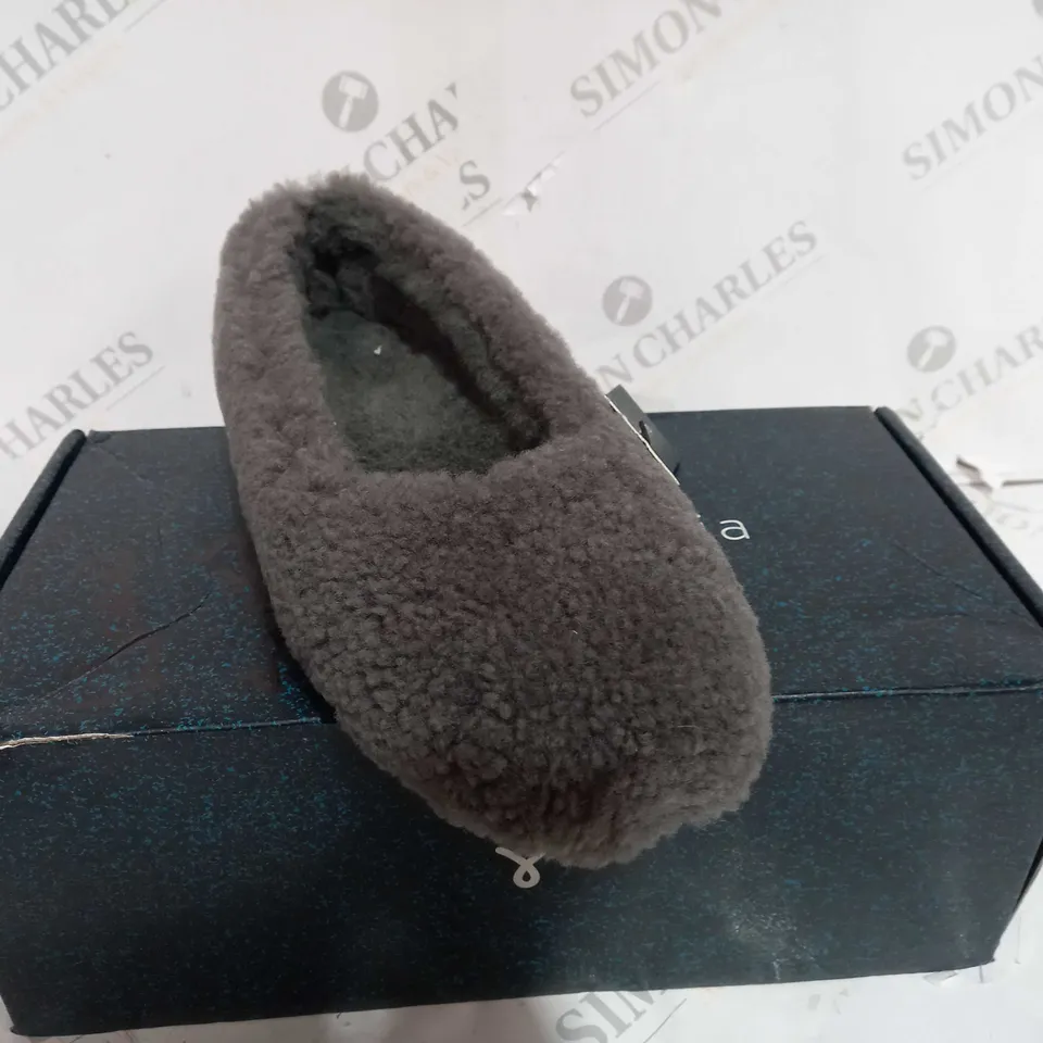 PAIR OF BOXED EMU AUSTRALIA "MIRA" SLIPPERS IN CHARCOAL, UK SIZE 6
