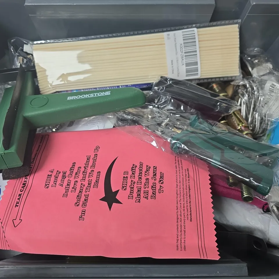 APPROXIMATELY 15 ASSORTED HOUSEHOLD ITEMS TO INCLUDE MAGIC MOULD, CASIO SCIENTIFIC CALCULATOR, DIFFUSER REPLACEMENT STICKS, ETC