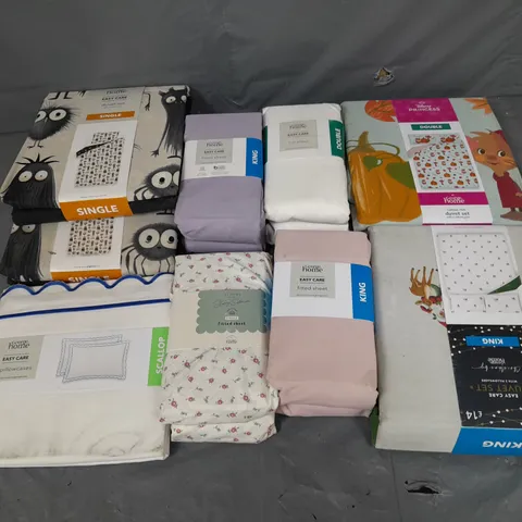 APPROXIMATELY 8 ASSORTED HOUSEHOLD ITEMS TO INCLUDE VARIOUS BEDDING IN VARIOUS SIZES AND STYLES