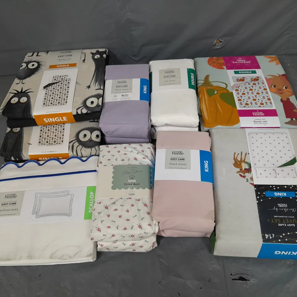 APPROXIMATELY 8 ASSORTED HOUSEHOLD ITEMS TO INCLUDE VARIOUS BEDDING IN VARIOUS SIZES AND STYLES
