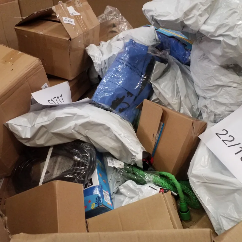 PALLET CONTAINING ASSORTED GARDEN HOSES & INFLATABLES