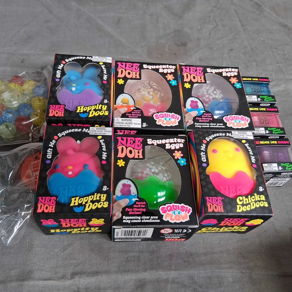 APPROXIMATELY 15 ASSORTED FIDGET TOYS TO INCLUDE; HOPPITY DOOS, SQUEEZTER EGGS AND CHICKA DEEDOOS