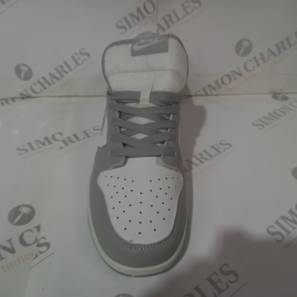 BOXED PAIR OF NIKE TRAINERS IN GREY/WHITE UK SIZE 8