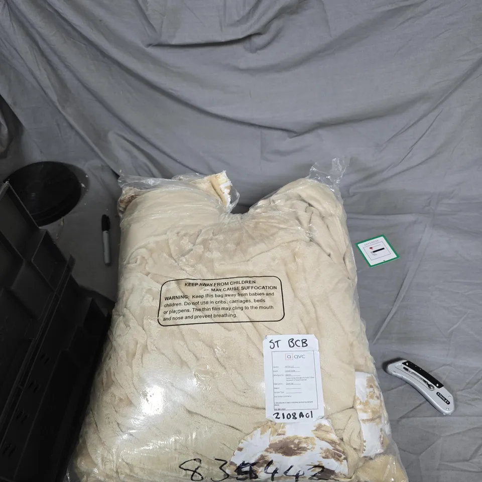 COZEE HOME ABSTRACT PRINT AND TUFTED VELVETSOFT 4 PIECE DUVET SET