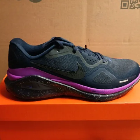 BOXED PAIR OF NIKE STRUCTURE 26 SE RUNNING SHOES – UK SIZE 8