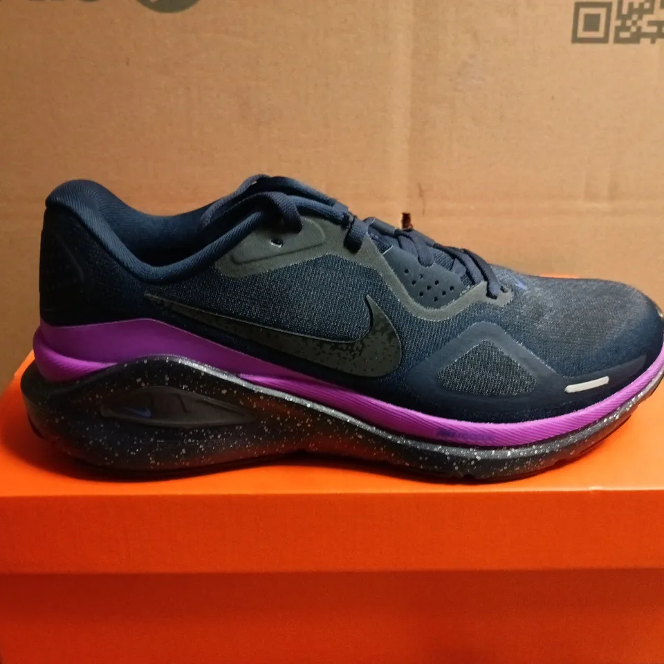 BOXED PAIR OF NIKE STRUCTURE 26 SE RUNNING SHOES – UK SIZE 8