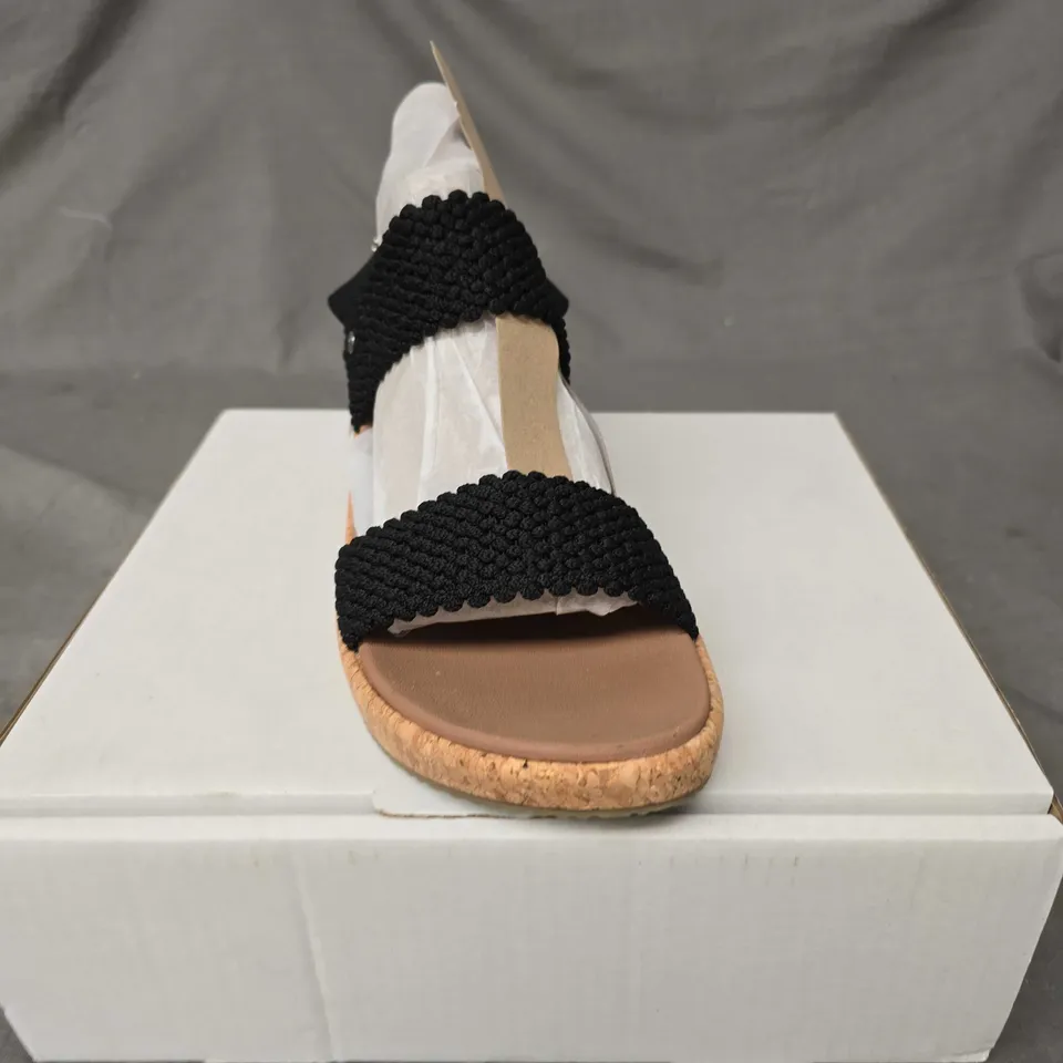 PAIR OF SKECHERS ARCH FIT SANDALS - 7