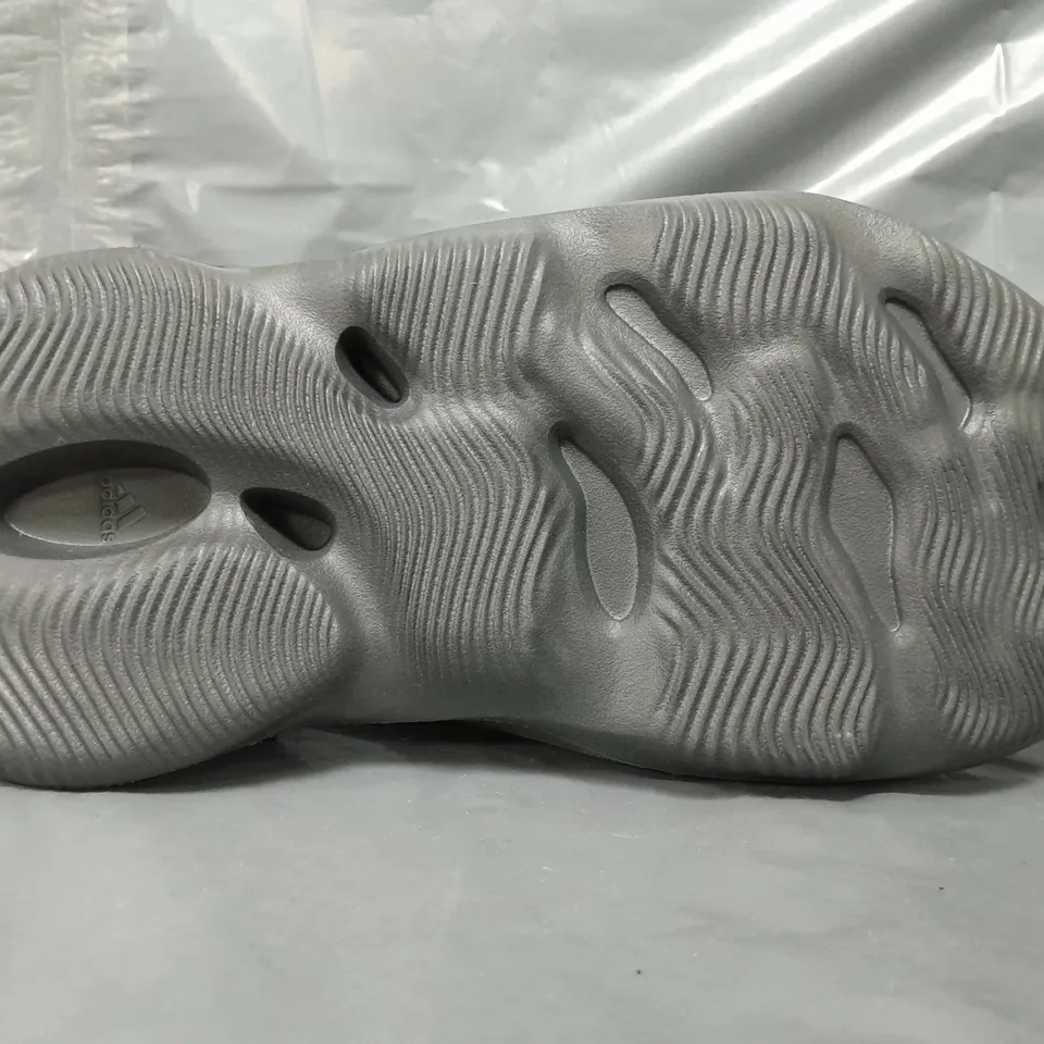 BOXED PAIR OF ADIDAS YZY FOAM SHOES IN GREY UK SIZE 10