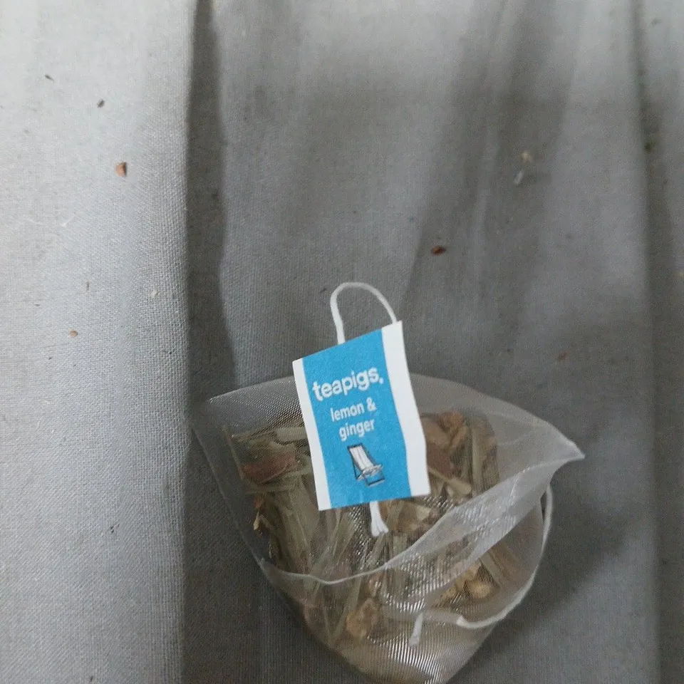 APPROXIMATELY 4 PACKS OF TEAPIGS INCLUDING TEAPIGS LEMON & GINGER TEA BAGS –