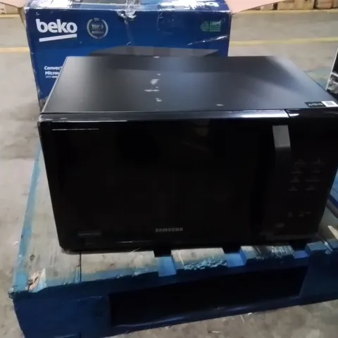 BOXED SAMSUNG MICROWAVE