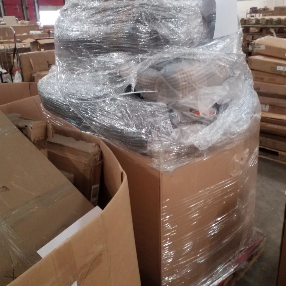PALLET CONTAINING ASSORTED CUSHIONS