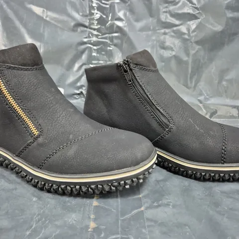 BOXED PAIR OF RIEKER ZIP ANKLE BOOTS IN BLACK SIZE 6