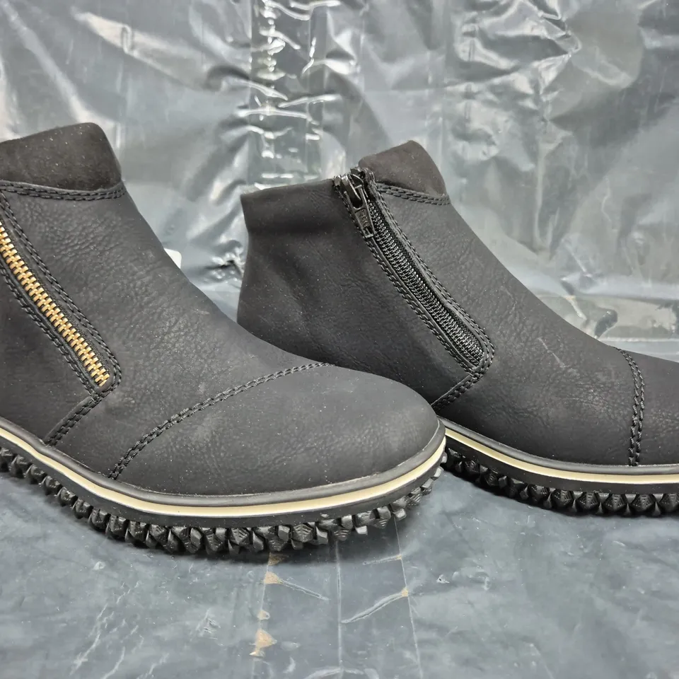 BOXED PAIR OF RIEKER ZIP ANKLE BOOTS IN BLACK SIZE 6
