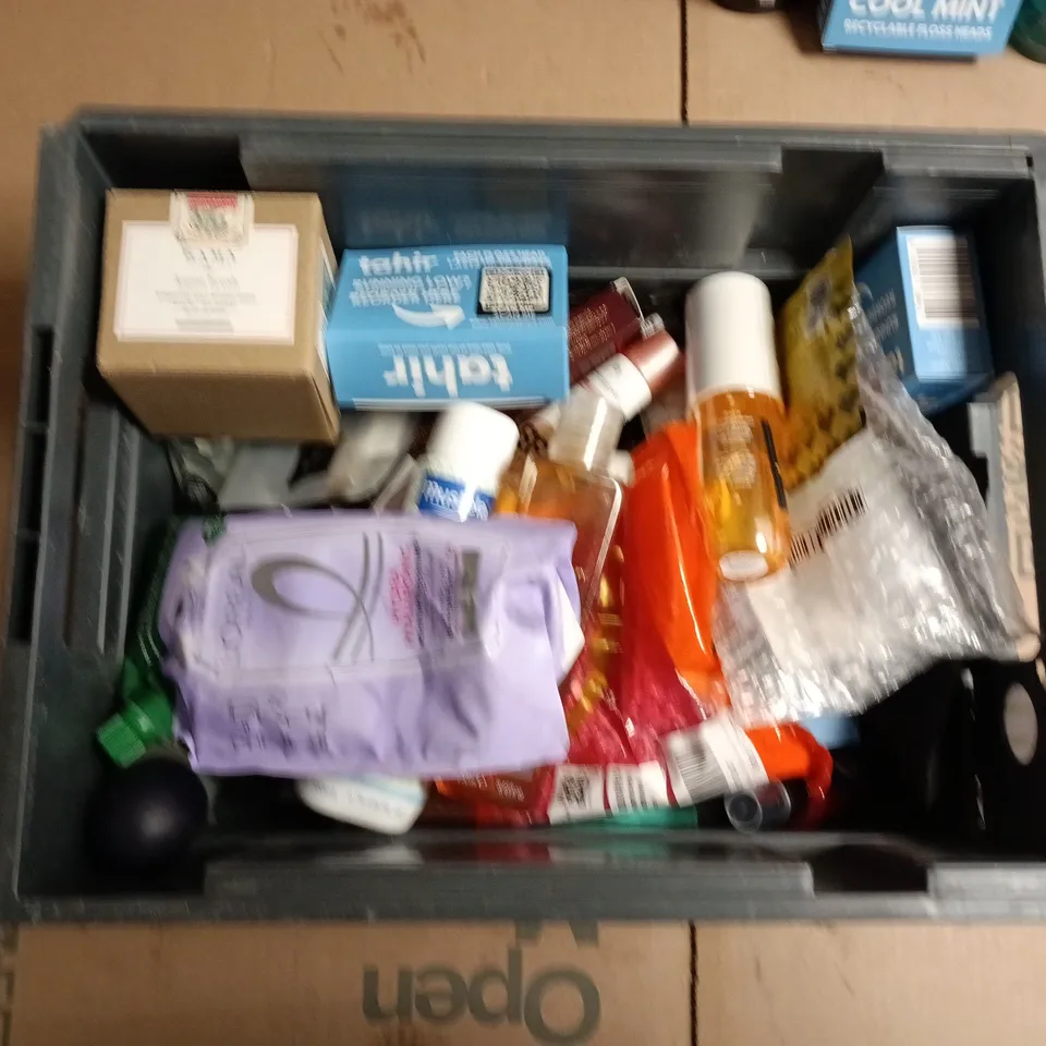APPROXIMATEY 20 ASSORTED HEALTH AND BEAUTY PRODUCTS TO INCLUDE PIZ BUIN 30 SPF SUN OIL, COOL MINT FLOSS HEAD REPLACMENTS, AVENE CLEANSING GEL ETC