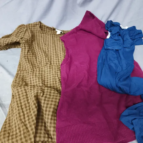 APPROXIMATELY 15 ASSORTED CLOTHING ITEMS IN VARIOUS SIZES, STYLES & COLOURS TO INCLUDE BRANDS SUCH AS FINERY, BEN DE LISI, ETC - COLLECTION ONLY