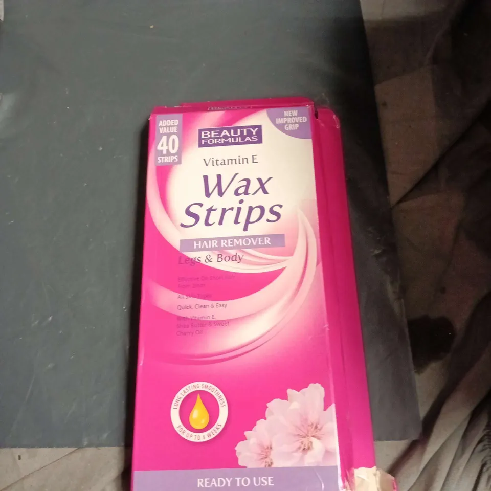 APPROXIMATELY 25 ASSORTED HEALTH & BEAUTY ITEMS INCLUDING wax strips , stamp eyeliner and foundation stick 