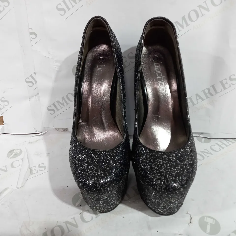 PAIR OF BOOHOO PLATFORM STILETTO COARSE GLITTER HEELS - BLACK - 4 UK