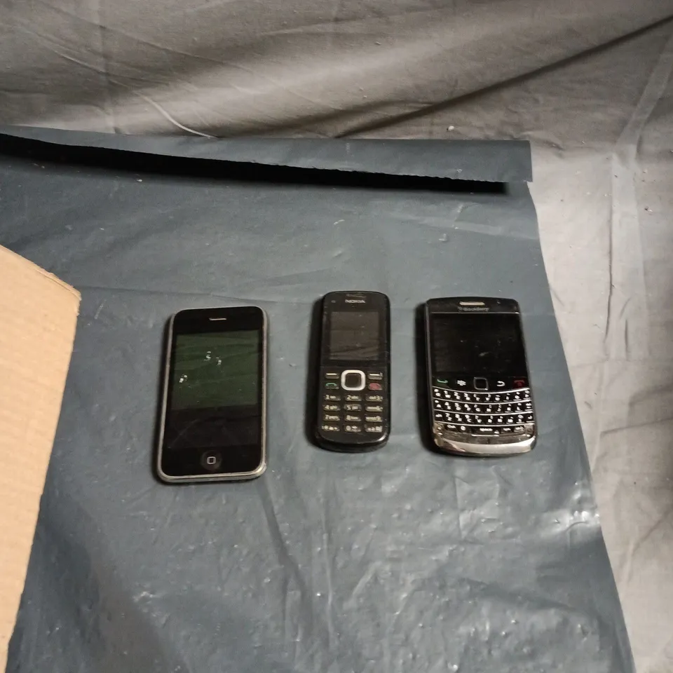 APPROXIMATELY 25 ASSORTED USED PHONES AND PHONE PARTS TO INCLUDE BLACKBERRY, NOKIA, APPLE IPHONE