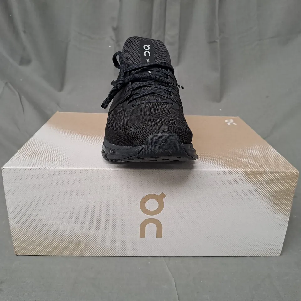 BOXED PAIR OF ON CLOUDSWIFT 3 AD SHOES IN BLACK UK SIZE 8