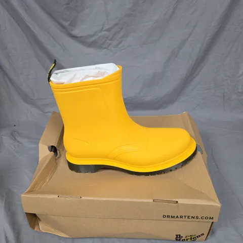 DR. MARTENS YELLOW RUBBER BOOTS – BOXED. UK SIZE 10