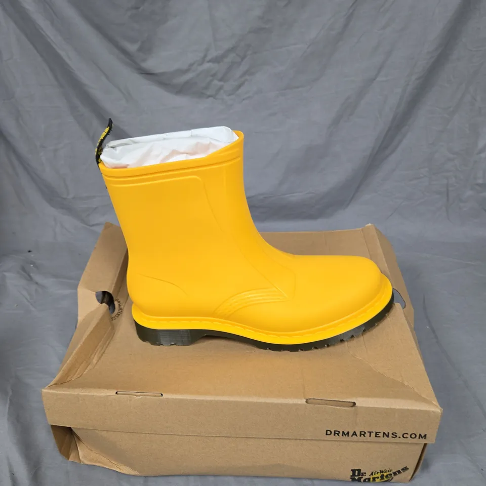 DR. MARTENS YELLOW RUBBER BOOTS – BOXED. UK SIZE 10