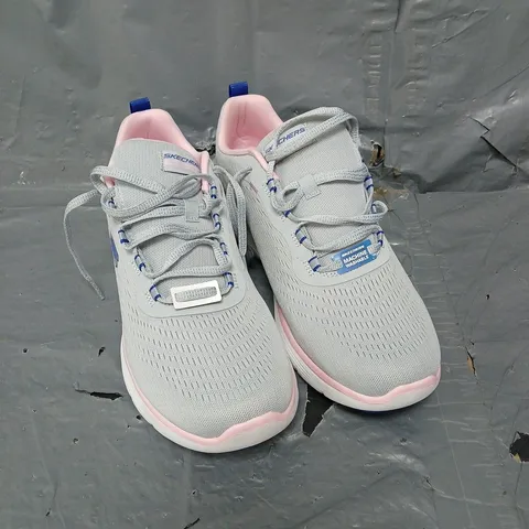PAIR OF SKECHERS FLEXLITE TRAINERS IN GREY/PINK SIZE 8