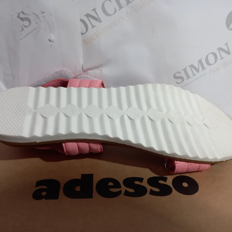 BOXED PAIR OF ADESSO LEATHER OPEN TOE FLAT SANDAL - SIZE 6