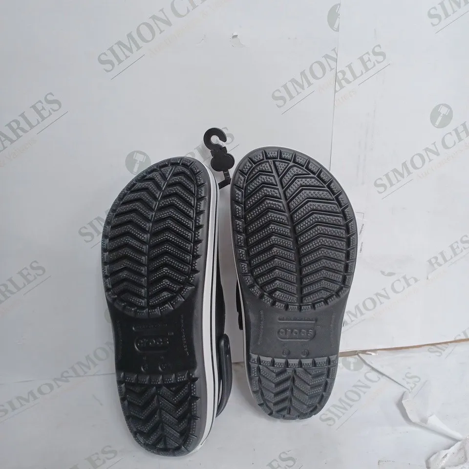 CROCS RELAXED FIT IN BLACK & WHITE - UK 7/8