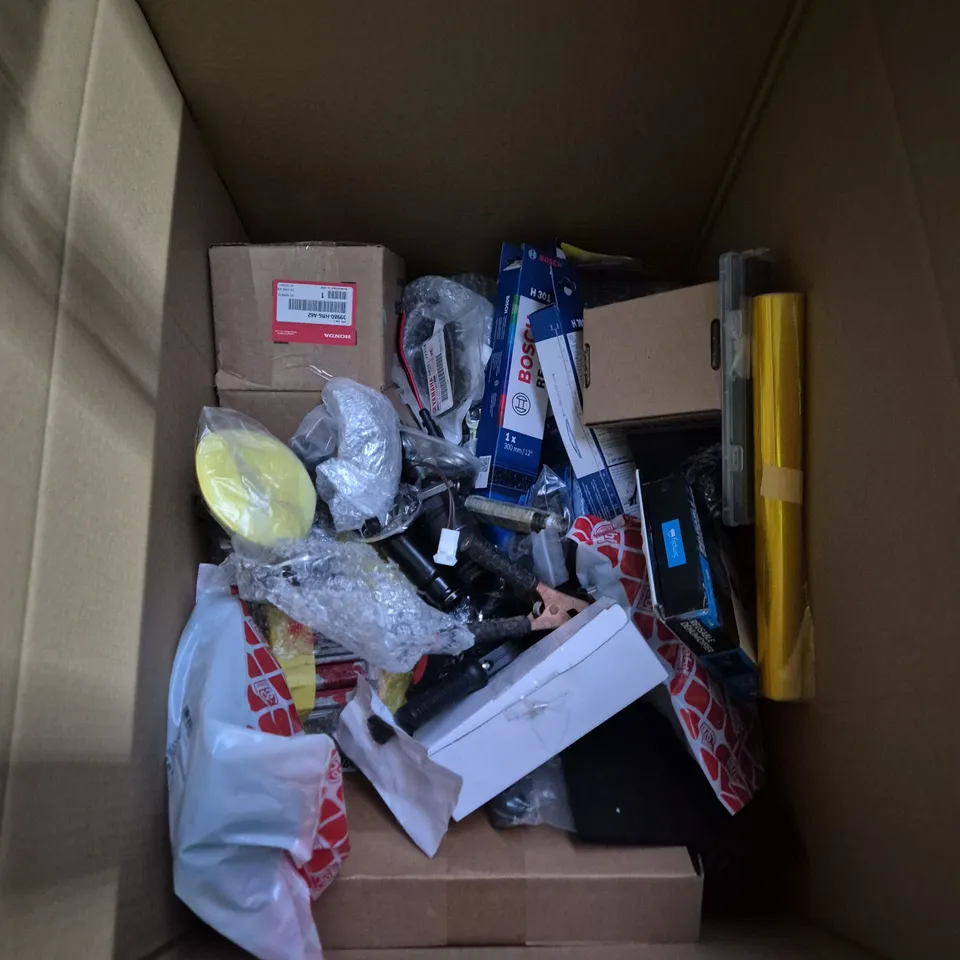 APPROXIMATELY 15 ASSORTED VEHICLE PARTS & ACCESSORIES TO INCLUDE BOSCH REAR WINDSCREEN WIPERS, AA TYRE SAFETY KIT, QUICK EFFECT COATING AGENT - COLLECTION ONLY