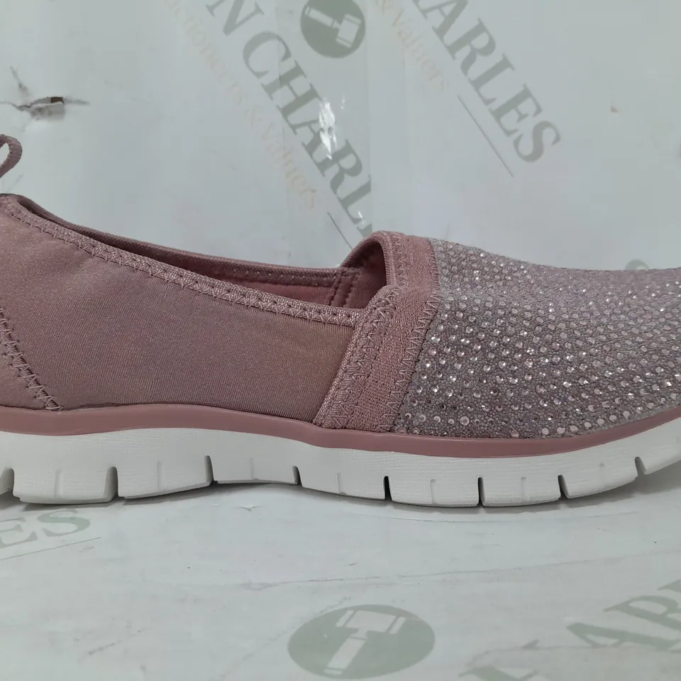 PAIR OF SKECHERS RELAXED FIT AIR COOLED SLIP-ON SHOES IN PINK W. JEWEL EFFECT SIZE 5